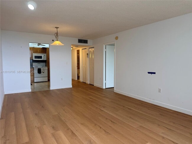 Building Photo - 1100 St Charles Pl