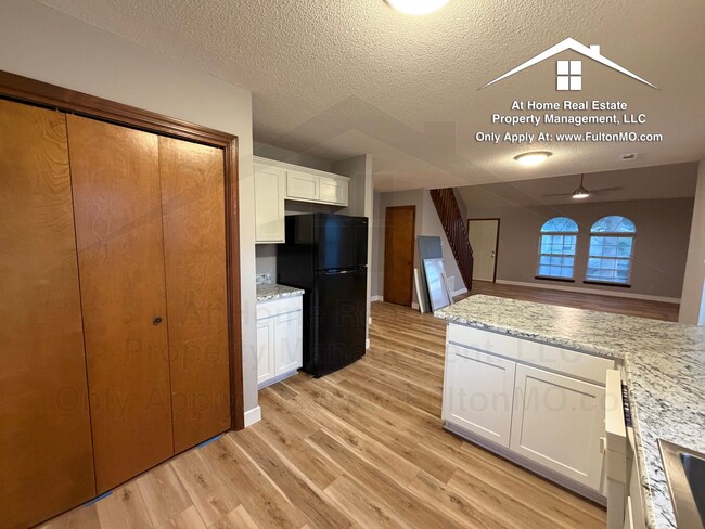 Building Photo - 2711 Mayflower Dr