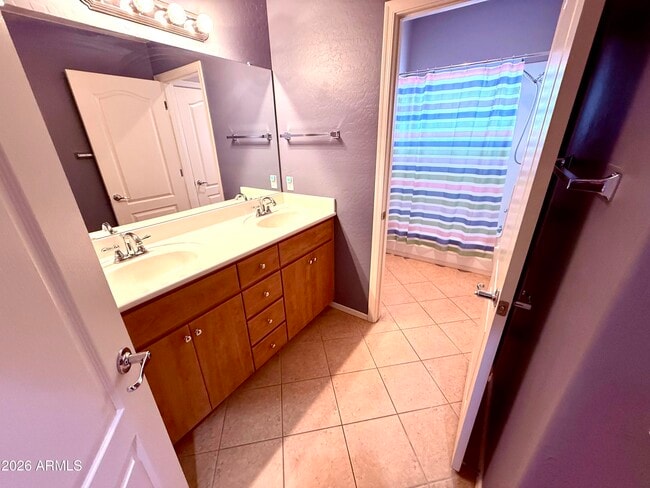 Building Photo - 705 W Queen Creek Rd