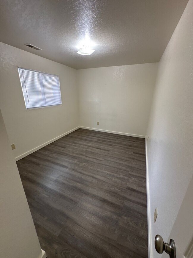 Building Photo - Diamond Ridge 16