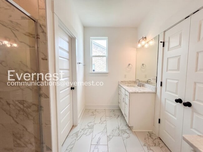 Building Photo - 3 Bed/2 Bath Home with Garage / Pet-Friendly / Available Now!