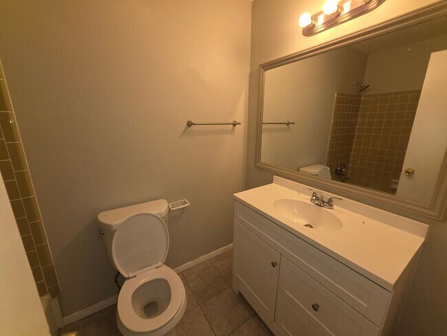 Building Photo - 4800 Crestmont Dr