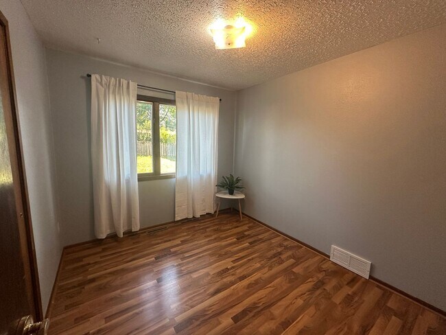 Building Photo - 3 Bedroom Home