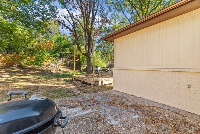 Building Photo - 2 or 3 Bedroom Renovated Mid-Town Charmer