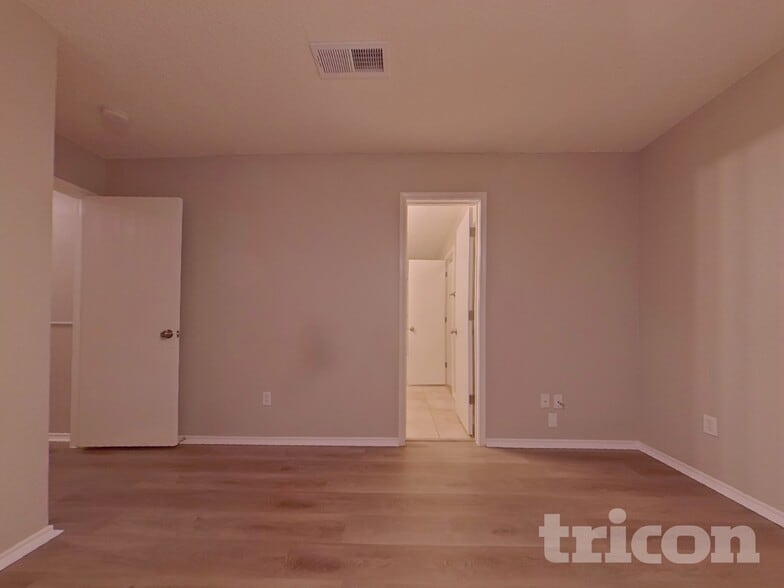 Building Photo - 1932 Cedar Tree Dr