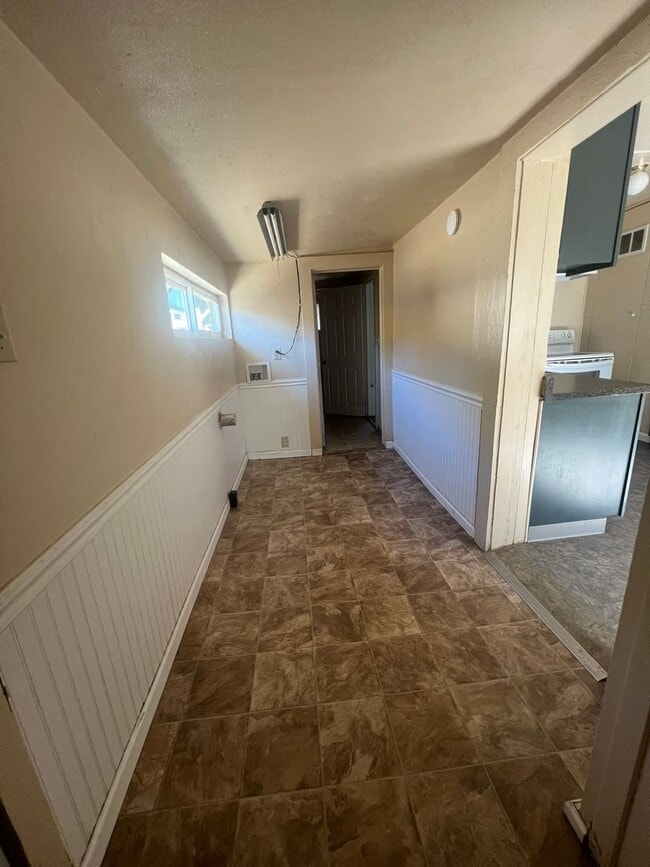 Building Photo - 2 Bedroom, 1 Bathroom Home