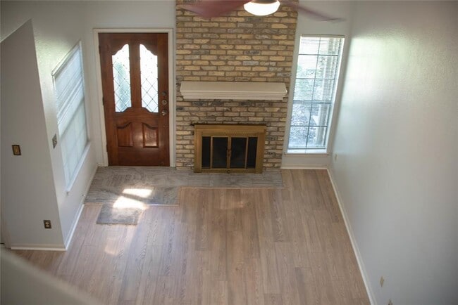 Building Photo - 10819 Crown Colony Dr