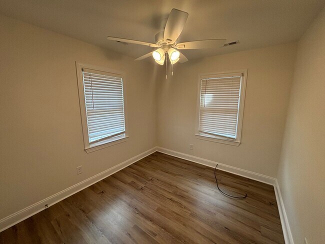 Building Photo - ***SPECIAL OFFER*** 3 Bed 1 Bath Single Family Brick Home