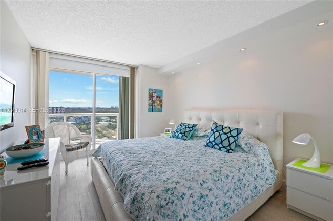 Building Photo - 16400 Collins Ave