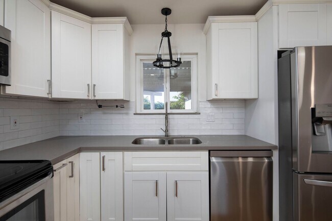 Building Photo - GORGEOUS Remodeled and Upgraded Beautiful ...