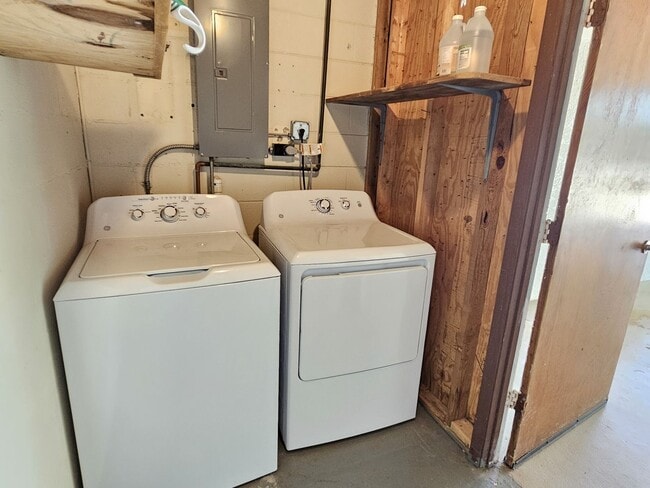 Building Photo - Venice Island – North of Venice Ave - Annual Single Family Home– Minutes from Venice Beach, Mains...