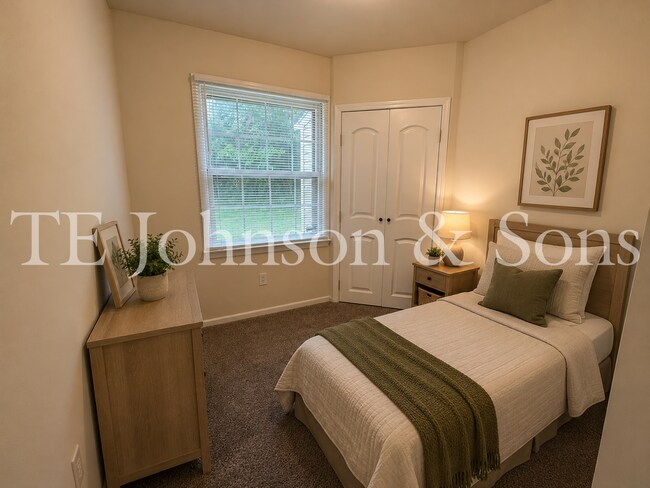 Building Photo - Charming 4 Bedroom Ranch with Fenced Yard and Hardwood Floors