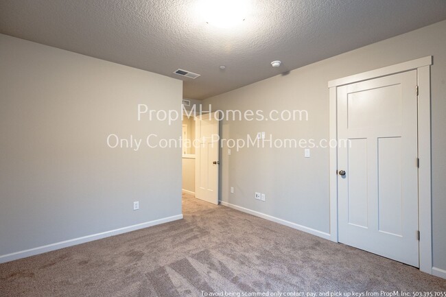 Building Photo - Bright and Relaxing 2-Bedroom in the Heart...