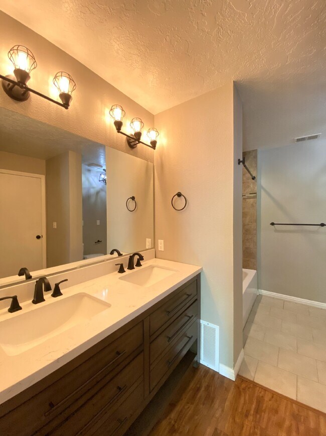 Building Photo - 1BR/1BATH - Ground Floor Condo - NO PETS