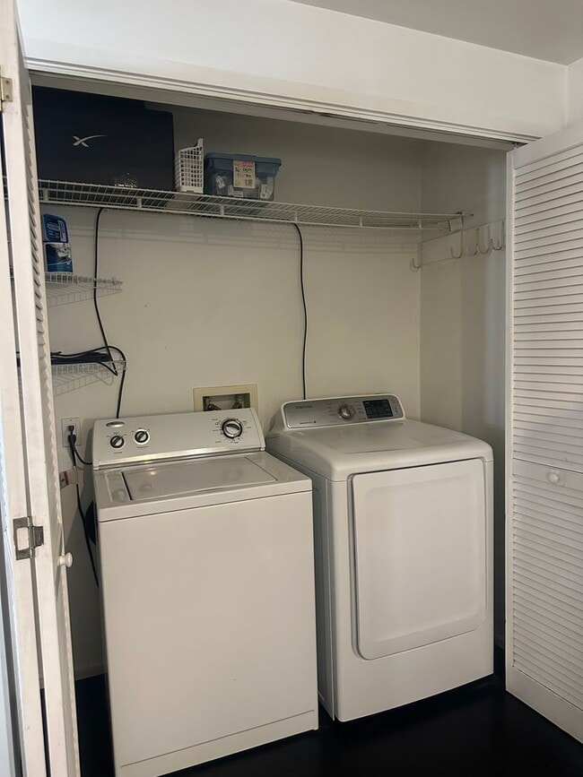 Building Photo - Furnished One Bedroom One Bath Home in Red...