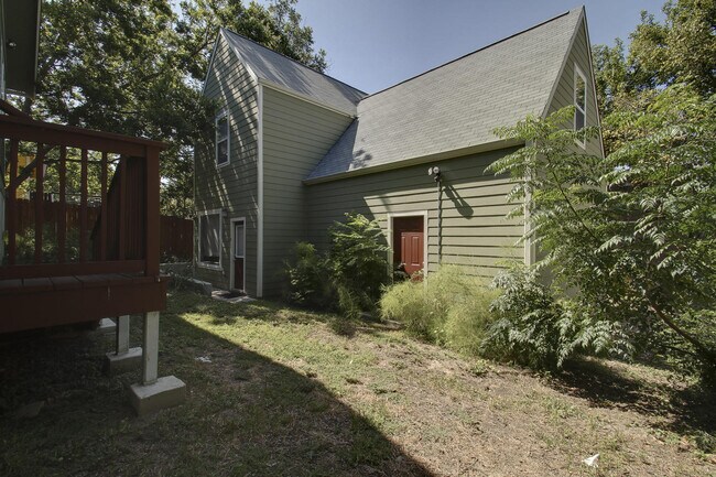 Building Photo - 811 W 30th St