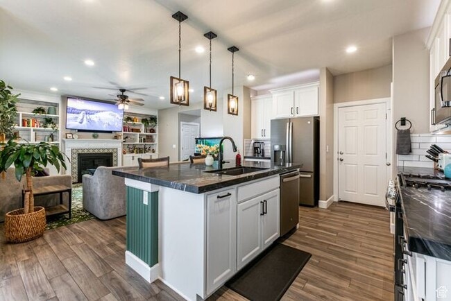 Building Photo - Awesome upgraded House w 2 car attached