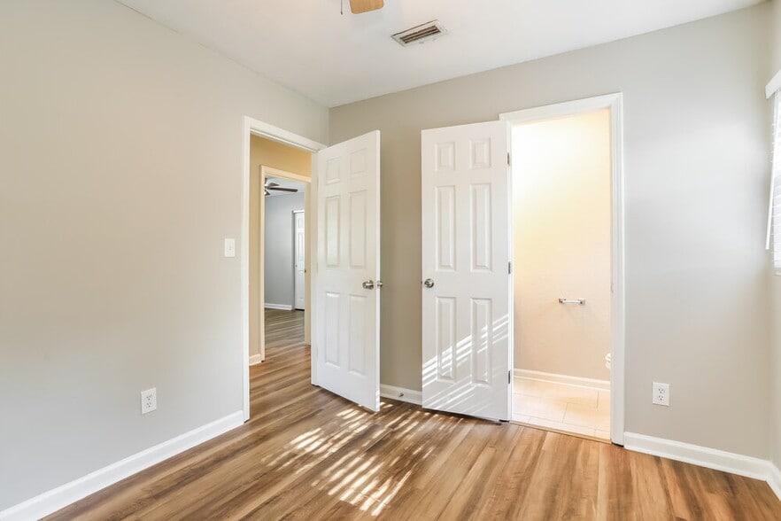 Building Photo - 5725 Fiat Ln