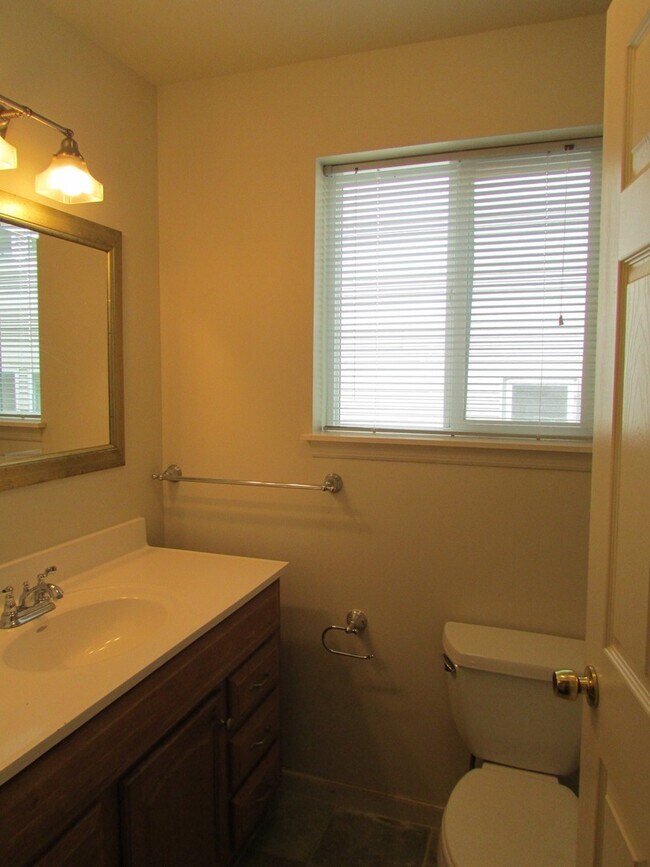 Building Photo - Leasing NOW-- Excellent 7 Bedroom/3 Bathroom Unit Near UW