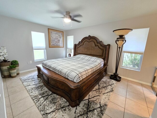 Building Photo - Remodeled 2 bed/ 2 bath/ 2 car garage ~ Annual Rental in Sarasota ~