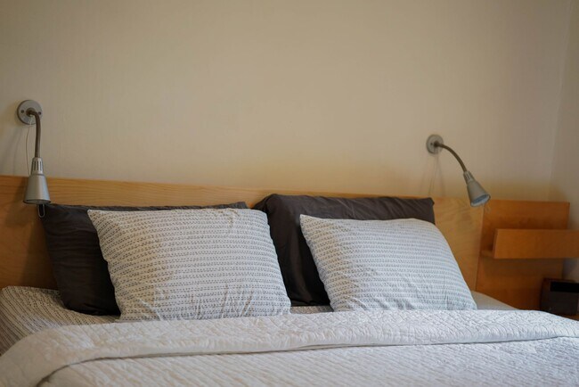 Building Photo - R0441