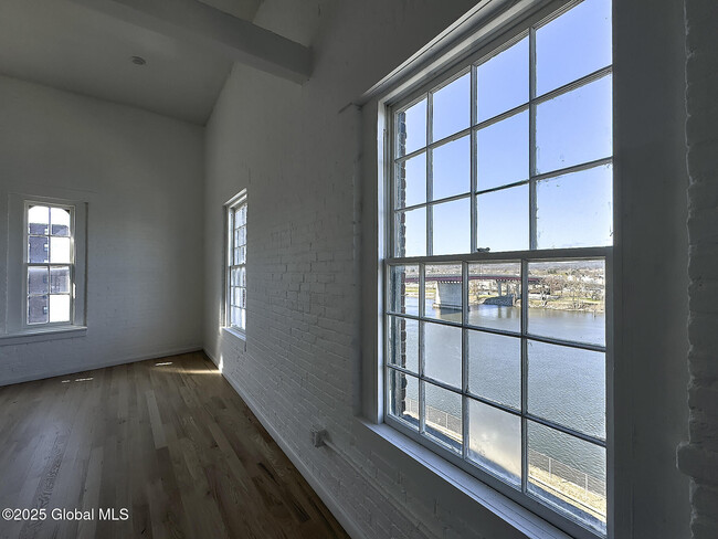 Building Photo - 145 River St