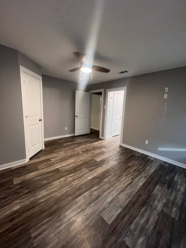 Building Photo - 557 E Elm St