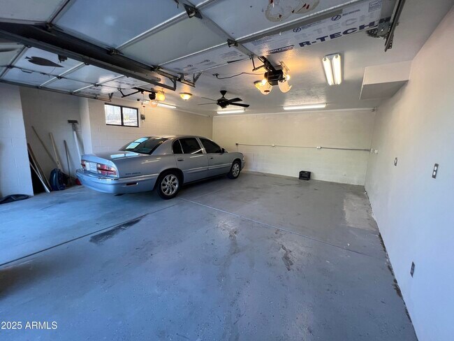Building Photo - 15230 N Blackbird Dr