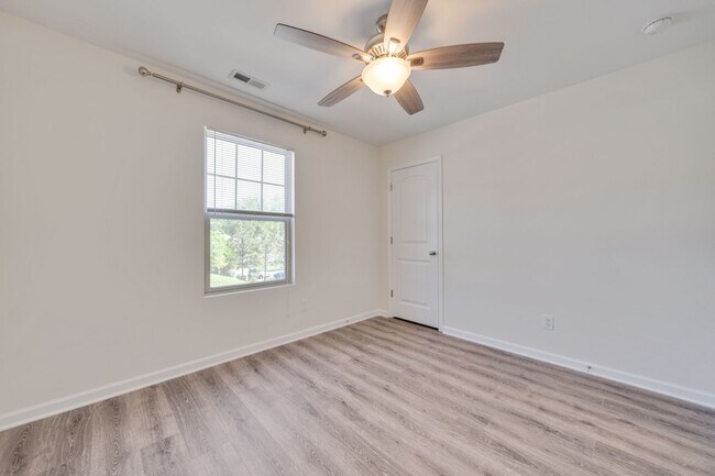 Building Photo - 11 Moss Grove Ln
