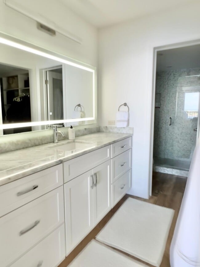 Building Photo - 132 Lakeshore Dr