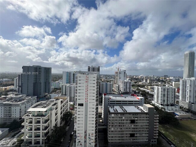 Building Photo - 999 SW 1st Ave