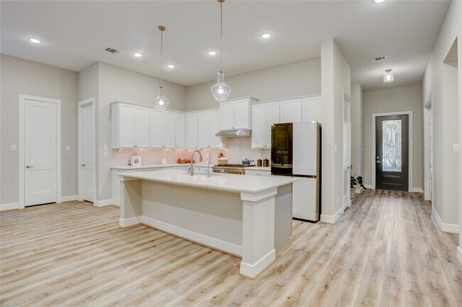 Building Photo - 1619 Chisos Bnd