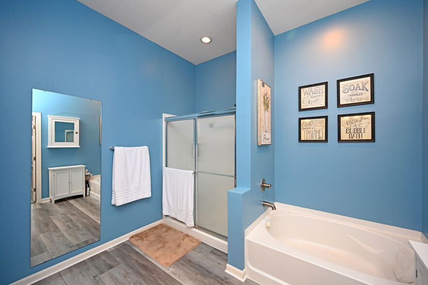 Master Bathroom - 7644 Bridge Point Dr