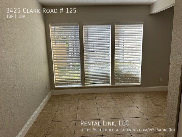 Building Photo - Spacious condo with a private patio, pool,...