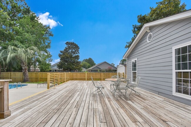 Building Photo - Gorgeous 4 bedroom, 3 1/2 bathroom home wi...
