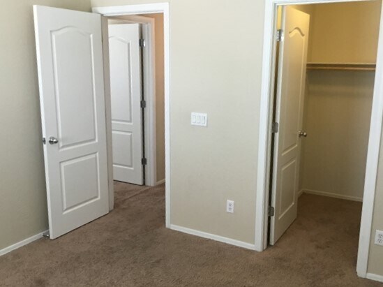 Building Photo - 6208 S 52nd Dr