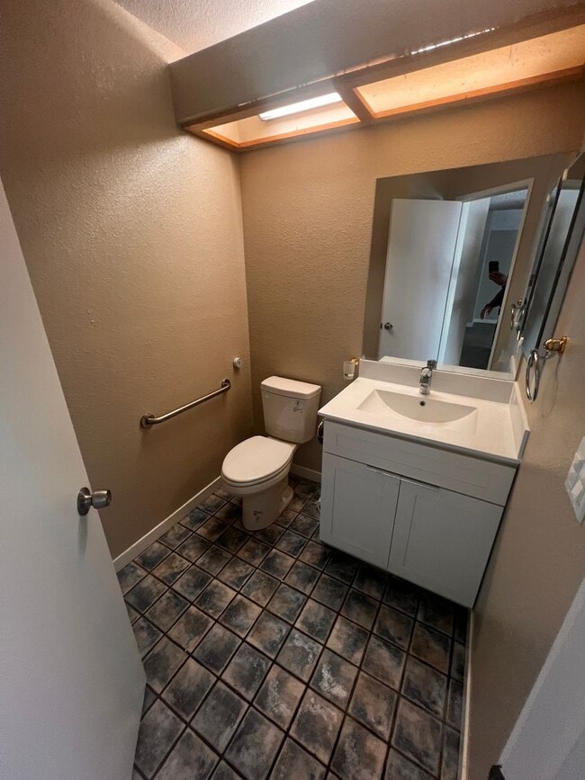 Building Photo - Wonderfully updated Waterman Highlands Home