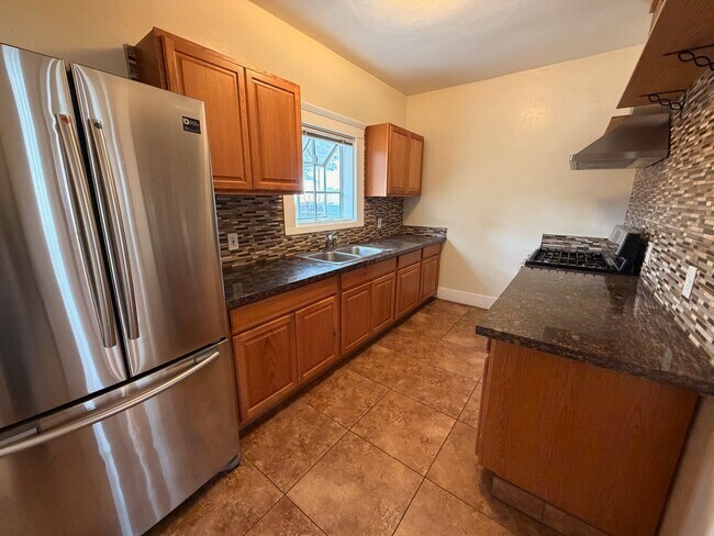 Building Photo - 1030 E 7th St