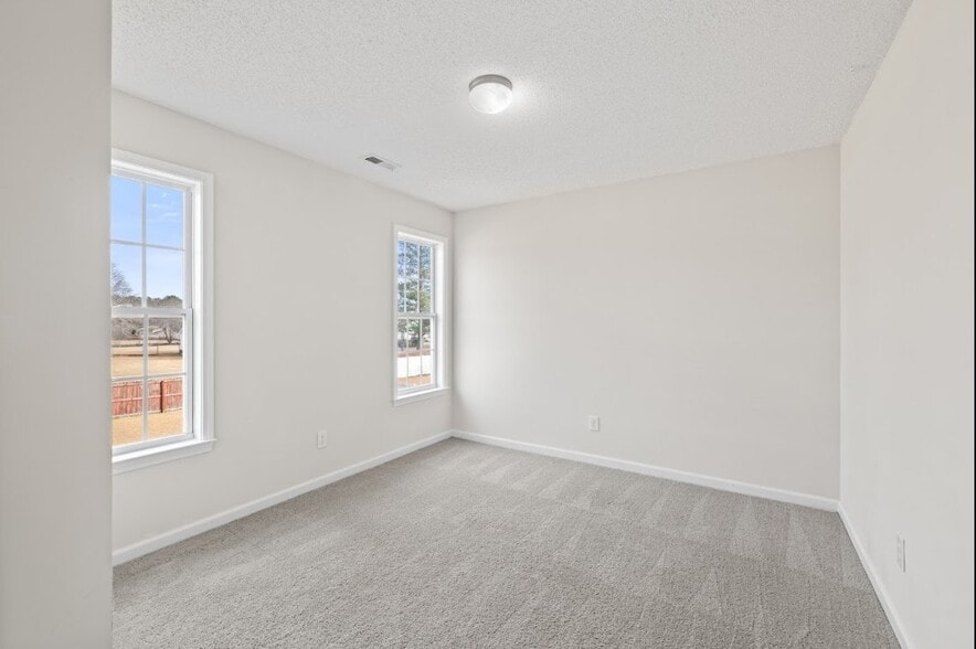 Building Photo - 137 Woodglen Dr