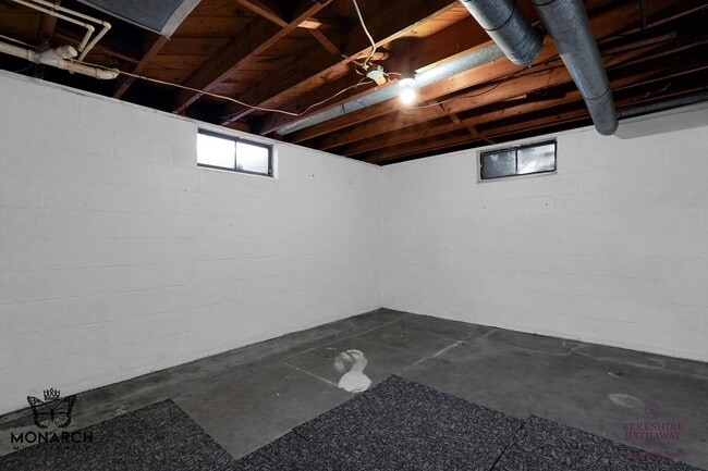 Building Photo - 3 Bedroom Home For Rent