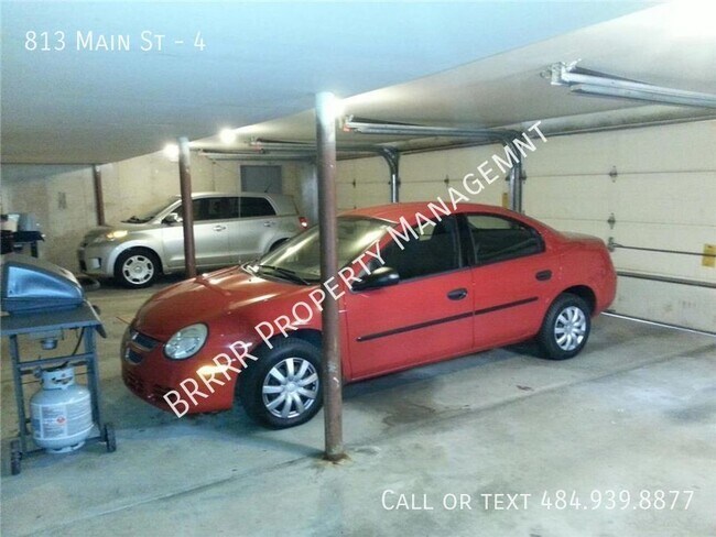 Building Photo - Garabe parking, storage unit and on-site l...