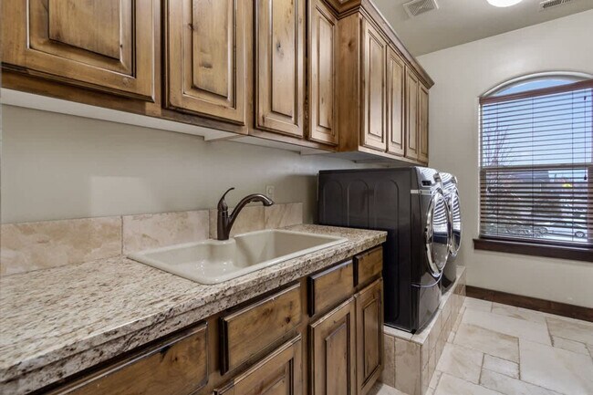 Building Photo - 5605 N Morpheus Pl