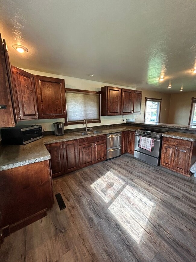 Building Photo - 3470 S Hillcrest Dr