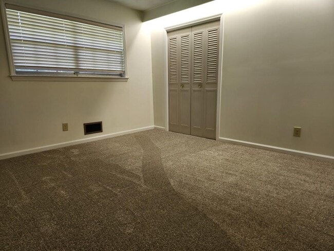 Building Photo - 1181 Lake Shore Cir