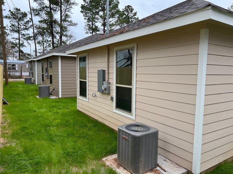 Building Photo - 11595 Persimmon St