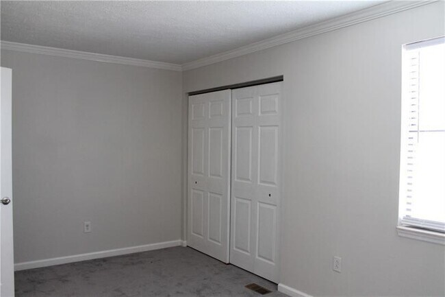 Building Photo - 136 Woodhaven Dr