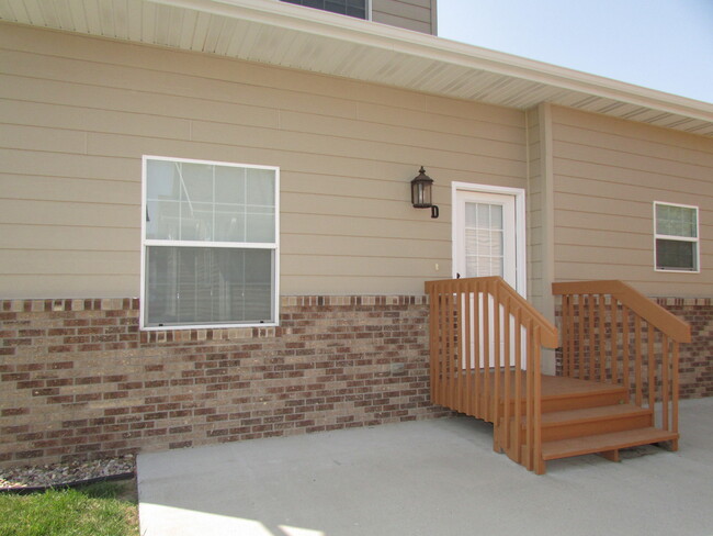 Building Photo - 2 BEDROOM | 1 BATH | GROUND LEVEL CONDO | ...