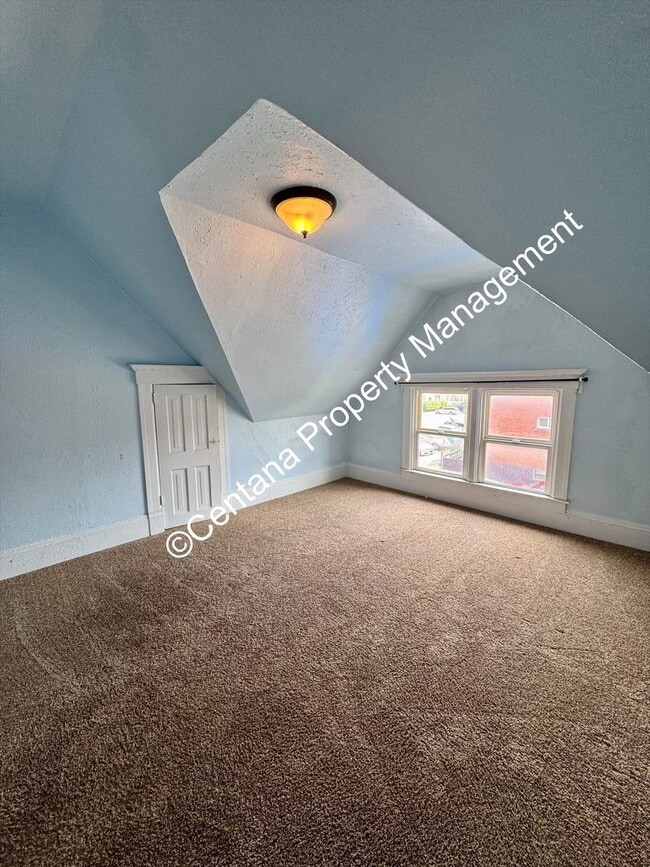 Building Photo - 5 bedroom 3 bath house with fenced yard