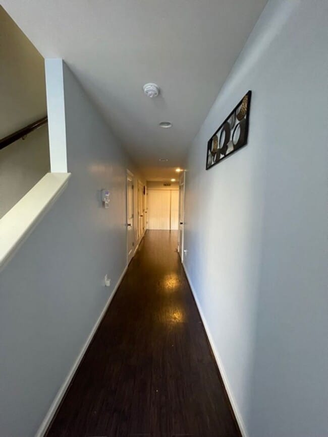 Building Photo - LOVELY WELL MAINTAINED TH IN GALLERY PARK