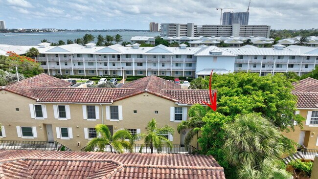 Building Photo - 1050 Lake Shore Dr